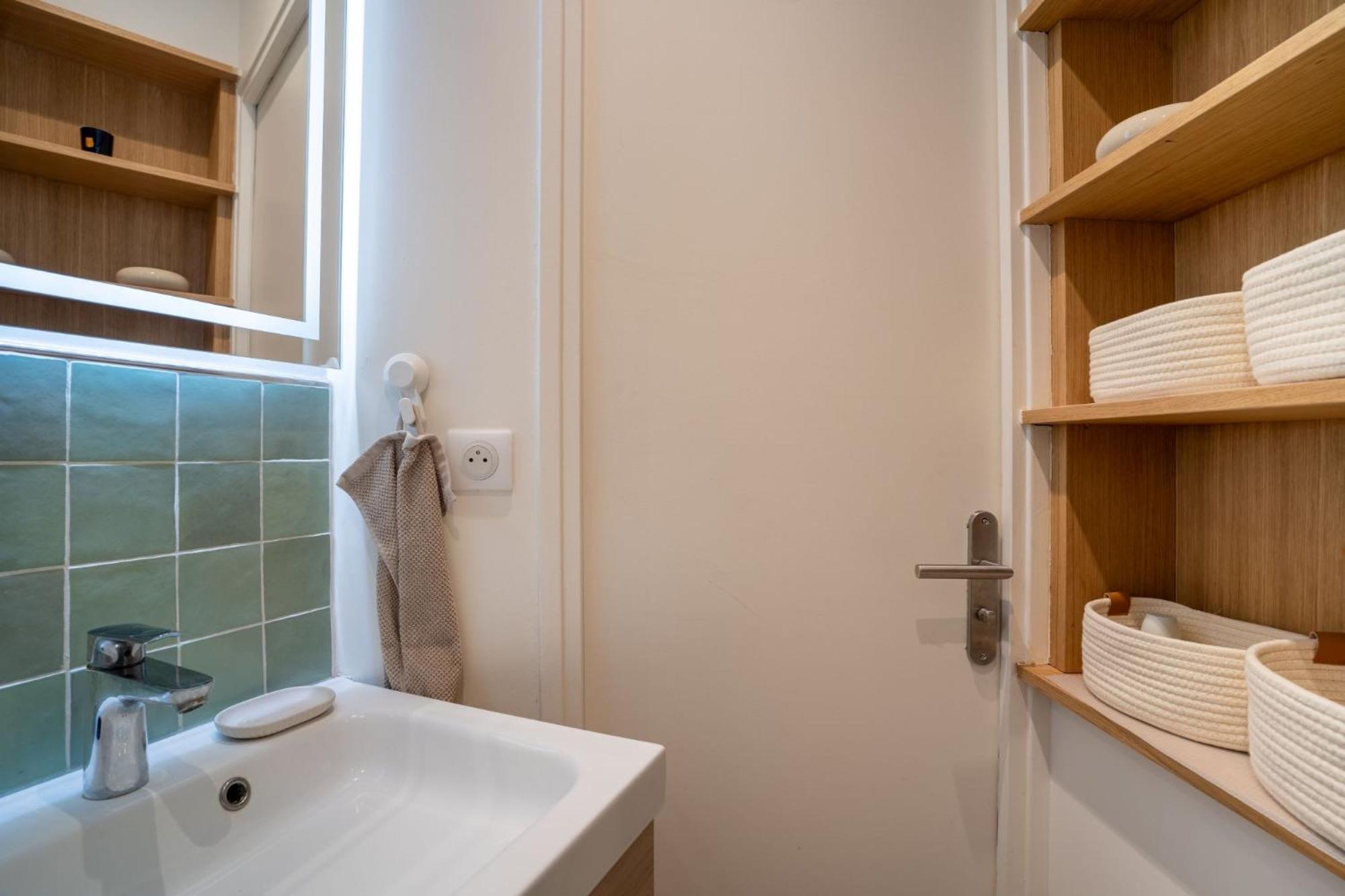 Airy And Stylish 1bd Flat Ile Saint-louis Paris
